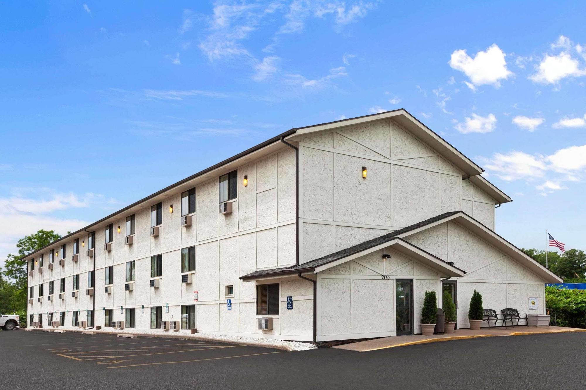 Motel Super 8 By Wyndham Dubuque Extérieur photo
